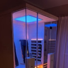"Bali für zwei" im kräftigen, blauem Farblicht Infrarotsauna "Bali für zwei" im kräftigen, blauem Farblicht