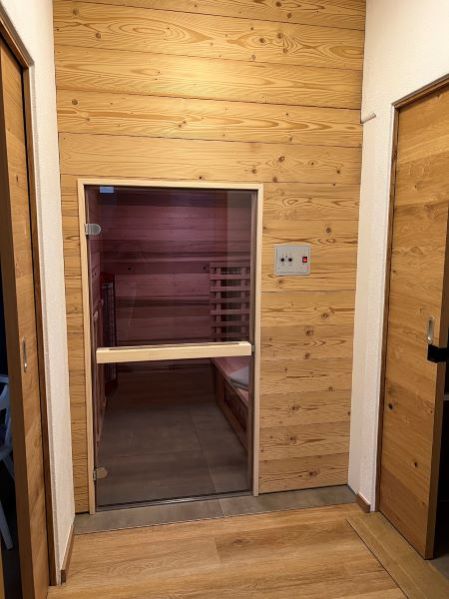 Infrarot Sauna für Rollifahrer Barrierefreie Infrarotkabine in einer Ferienwohnung
