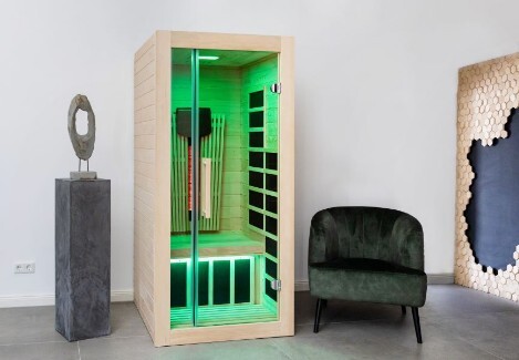Infrarotkabine Sunny in einem Wohnzimmer mit Farblicht in grün