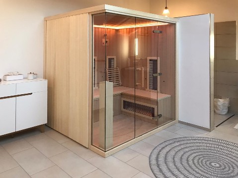 Infrarotsauna mit viel Glas in einem Badezimmer