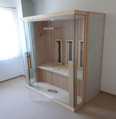 Infrarotkabine "Princess deluxe" mit Panoramasicht; innen Hemlock, außen weiße Dekorplatte