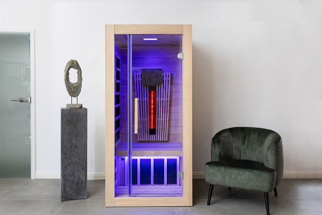Infrarotkabine Sunny in einem Wohnzimmer mit Farblicht in blau